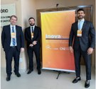 Foto colorida com banner amarelo do evento Inova Norte, à frente do banner o juiz Rodrigo de Men...