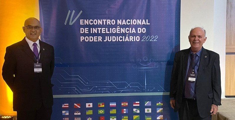 TRE-TO participa do IV Encontro Nacional de Inteligência do Poder Judiciário em Foz do Iguaçu Foto colorida do Desembargador Helvécio Maia e juiz José Maria Lima em evento
