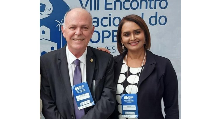 Foto colorida dos juízes membros do TRE-TO, desembargador Helvécio de Brito Maia Neto e Delícia ...