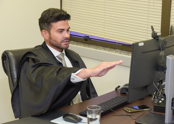 Foto colorida do juiz Rodrigo de Meneses durante prestação de compromisso legal