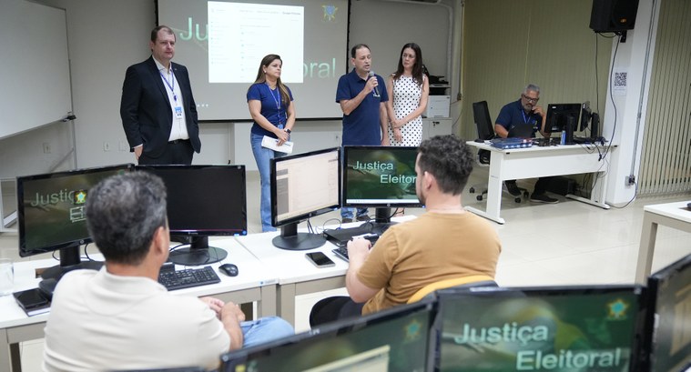 Foto mostra participantes durante treinamento do TRE-TO, em uma sala equipada com computadores, ...