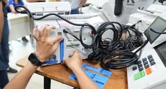 #ParaTodosVerem: Pessoa realiza a colocação de lacre físico de segurança em uma urna eletrônica ...