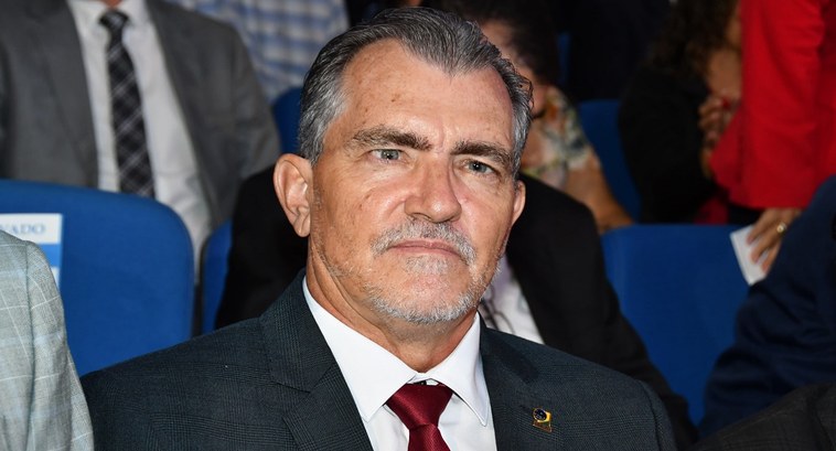 TRE-TO prestigia posse de novos dirigentes do Tribunal de Contas do Estado Juiz Antonio Paim Broglio sentado na plateia.