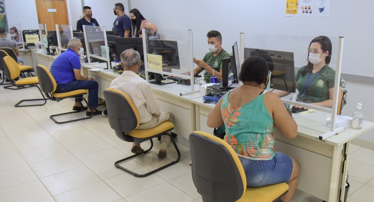 TRE-TO reabertura do cadastro eleitoral 2022 imagem colorida de atendimento no cartório eleitoral