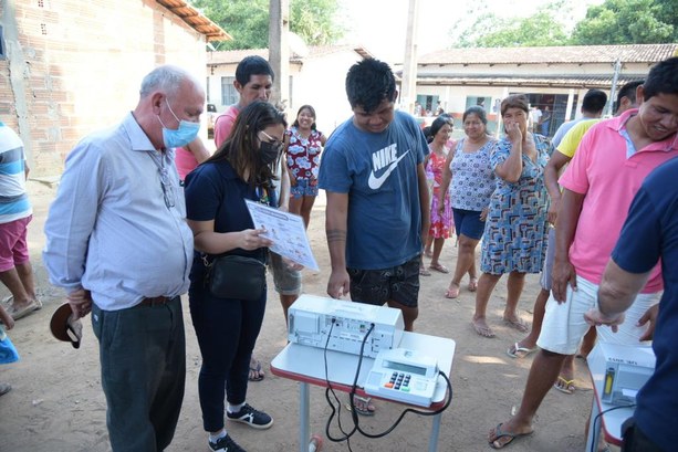 Foto colorida de Indígenas Javaés participando de votação simulada na urna eletrônica