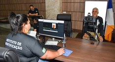 A imagem mostra um processo de identificação em andamento. Uma mulher vestindo uma camiseta pret...