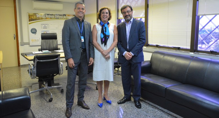 TRE-TO recebe visita institucional do ex-ministro do TSE, Joelson Dias TRE-TO recebe visita institucional do ex-ministro do TSE, Joelson Dias