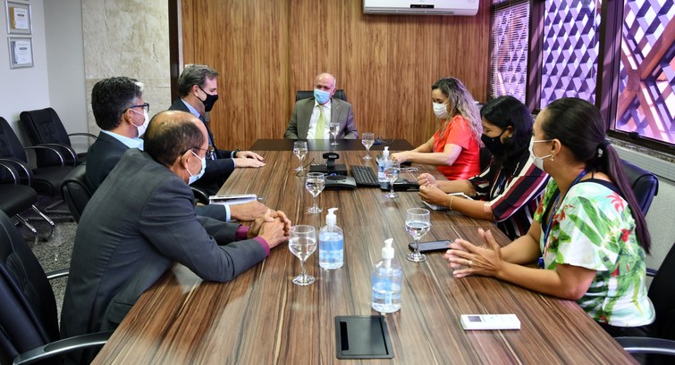 Imagem colorida de participantes de reunião do Presidente do TRE Tocantins com representante leg...