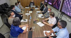 Foto colorida da reunião presencial com membros da Comissão Editorial da Revista Cidadania em Foco
