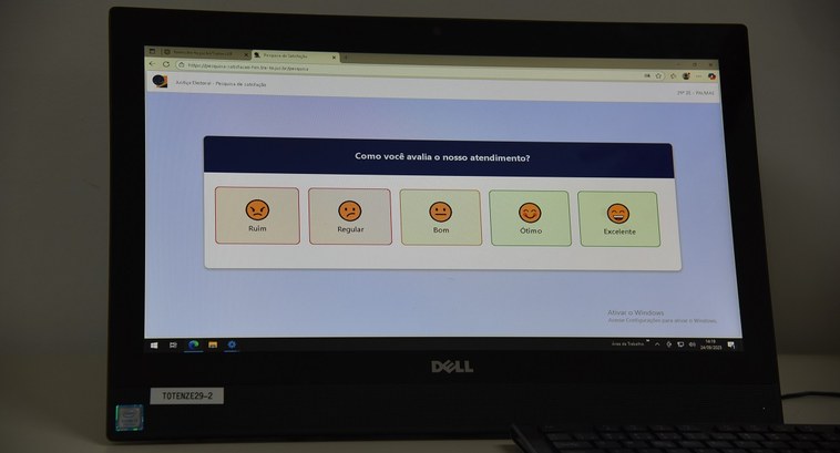 A imagem mostra a tela de um computador da marca Dell exibindo uma pesquisa de satisfação da Jus...