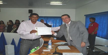 TRE-TO vereador eleito de itaporã do tocantins sr valdemi gomes de oliveira recebe o diploma das mãos do dr marcelo laurito paro TRE-TO vereador eleito de itaporã do tocantins sr valdemi gomes de oliveira recebe o diploma das...