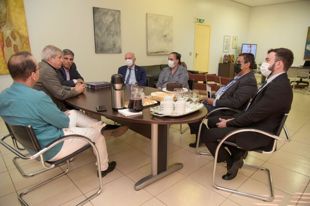 TRE-TO visita Grupo Jaime Câmara 15.08.2022 imagem colorida de autoridades do tre-to durante visita ao grupo jaime câmara