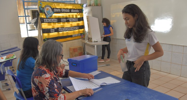 Urna Eletrônica é cedida para realização de eleição não oficial em ação da Escola Estadual Liber...