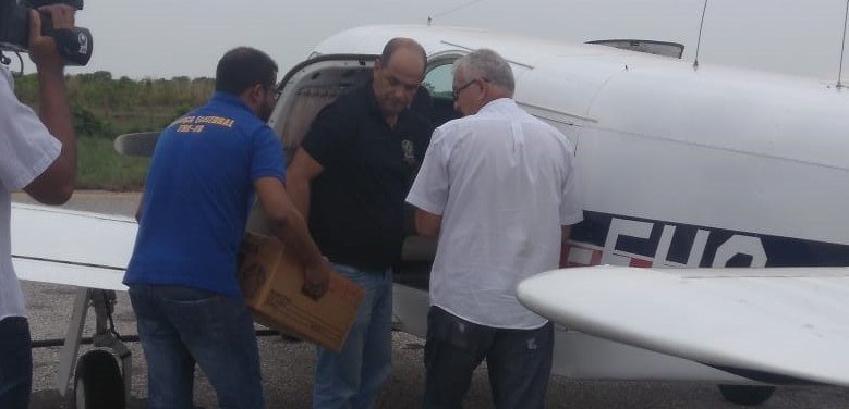 Urnas são transportadas de avião até a Ilha do Bananal para garantir a continuidade da votação Urnas são transportadas de avião até a Ilha do Bananal para garantir a continuidade da votação