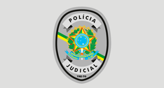 A imagem mostra um distintivo da Polícia Judicial, especificamente do TRE-TO. O Escudo ovalado c...