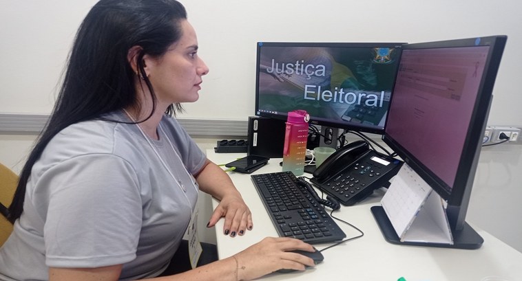 Bastidores da democracia: antes de eleitores irem às urnas, equipes trabalham para deixar tudo pronto Equipes se reúnem para ajustar os últimos detalhes da logística eleitoral.