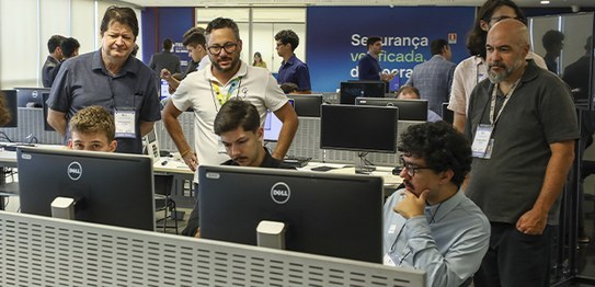 Investigadores externos iniciaram execução de planos de testes para verificar segurança dos sist...