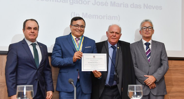Familiares e amigos do magistrado compareceram à solenidade e, emocionados, agradeceram a Justiç...