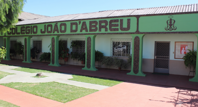 #ParaTodosVerem: A imagem mostra a fachada do Colégio João D'Abreu, localizado em Dianópolis. O ...