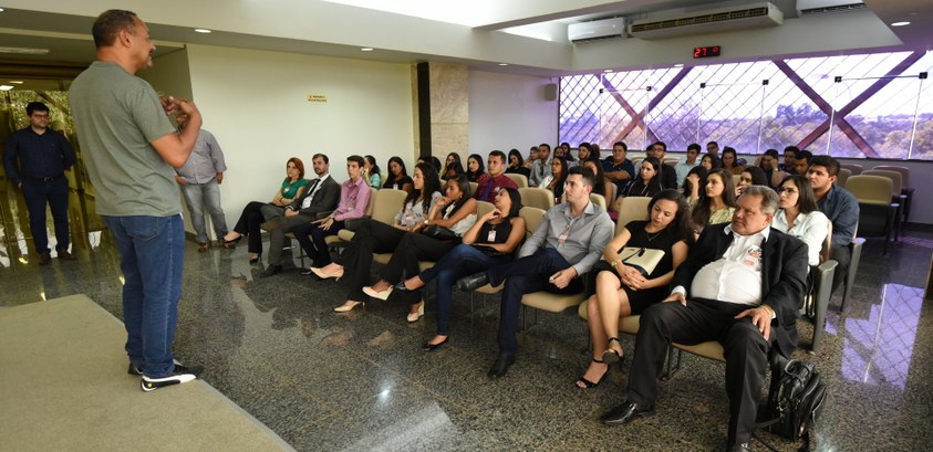 Estudantes de Direito de Guaraí visitam sede da Justiça Eleitoral na Capital