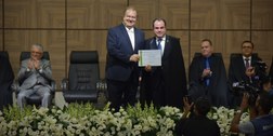 Mauro Carlesse recebe diploma