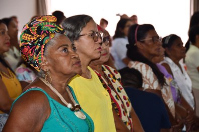 Mulheres quebradeiras de côco recebem serviços da Justiça Eleitoral do Tocantins em Augustinópol...