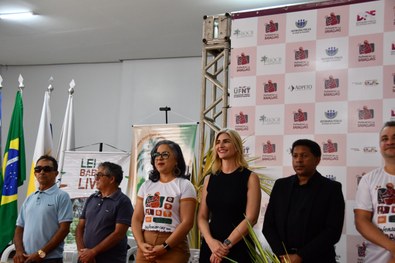 Mulheres quebradeiras de côco recebem serviços da Justiça Eleitoral do Tocantins em Augustinópol...