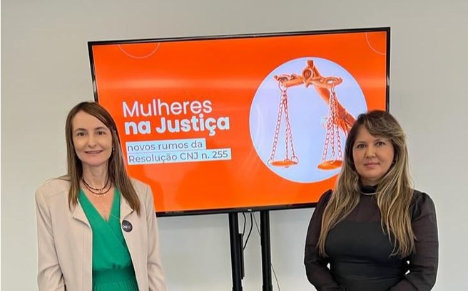 Imagem colorida das representantes do TRE-TO (juíza Ana Paula Brandão e servidora Monalisa Cruz)...