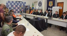 Imagem colorida de reunião com forças de segurança