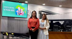 #ParaTodosVerem: Na fotografia, Mônica Aires dos Santos Quintanilha, à esquerda, veste blusa ver...