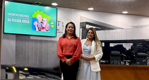 #ParaTodosVerem: Na fotografia, Mônica Aires dos Santos Quintanilha, à esquerda, veste blusa ver...
