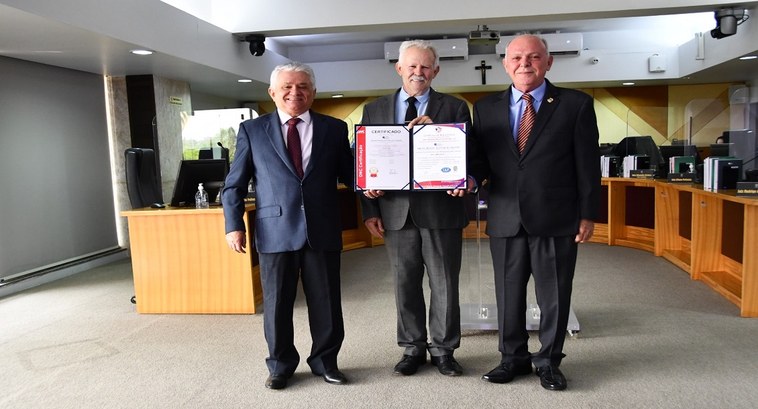 TRE-TO recebe certificado oficial da renovação do selo ISO 9001 Desembargadores seguram o certificado
