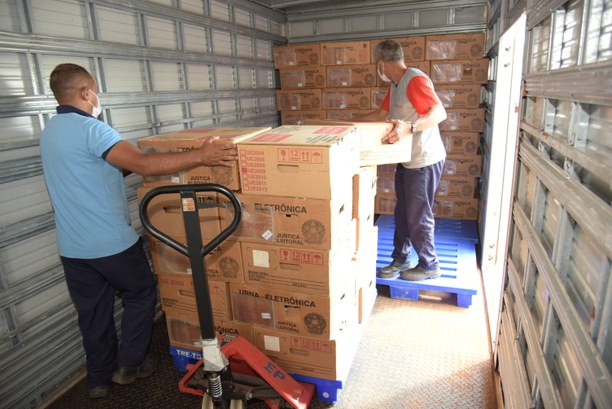 urnas eletrônicas começam a ser distribuídas urnas eletrônicas começam a ser distribuídas